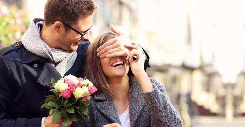 esposo sorprende a su esposa tapa vista ramo de rosas habitos parejas relacion fuerte