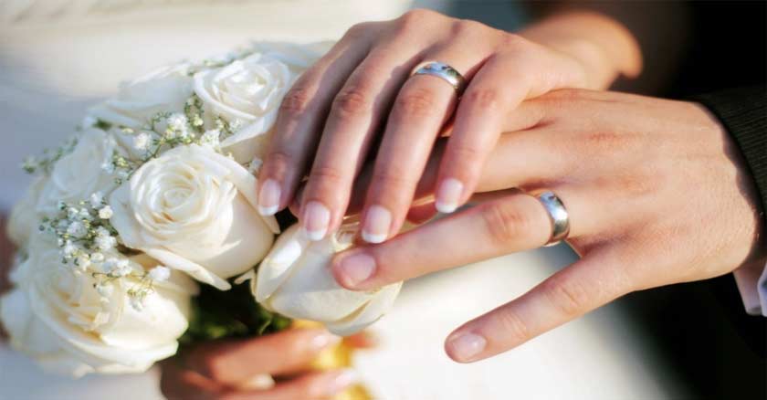 matrimonio esposos tomados de la mano anillos feliz al conyuge