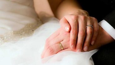 Esposos tomados de la mano en boda