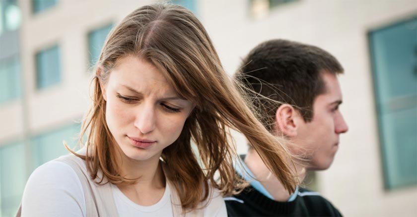 esposa triste disgusto con esposo peleados destruye amor en matrimonio