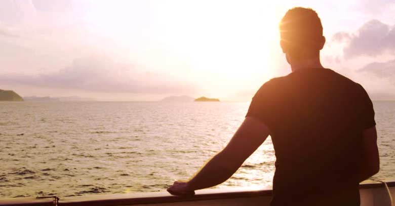 hombre mirando oceano cuidar la salud templo espiritu santo