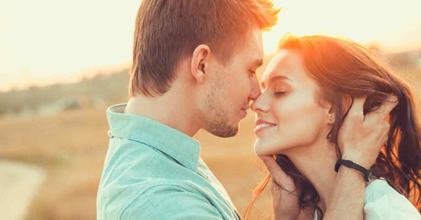 matrimonio saludable hombre besa mujer pareja cónyuge