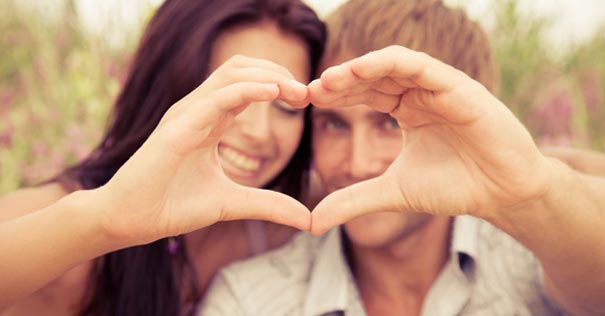 matrimonio parejas con relaciones fuertes mano corazon