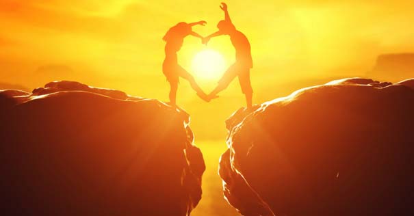 pareja matrimonio tomada de la mano forma de corazón atardecer