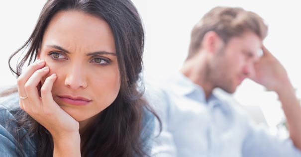 Pareja amor acaba hombre mujer enojados