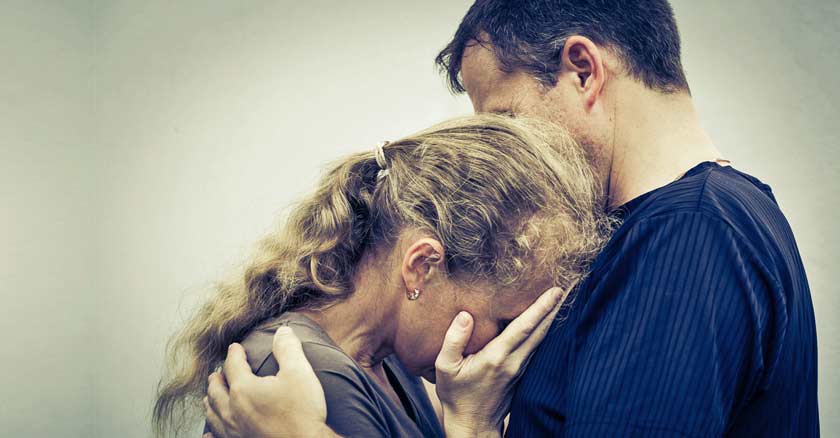 esposa llorando manos en rostro sobre pecho de su esposo perdon perdonar