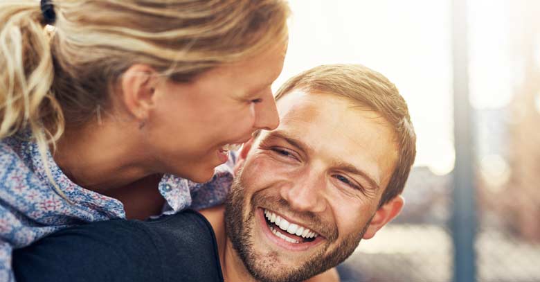 esposos felices abrazados en el matrimonio