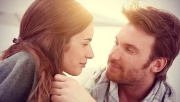 Esposo fiel mirando a su esposa con ternura con amor en el matrimonio