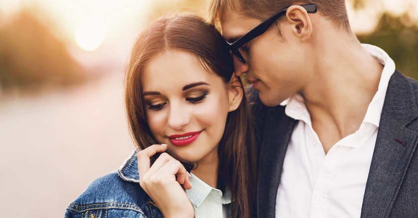 esposos abrazados con ternura esposa feliz matrimonio saludable citas bíblicas