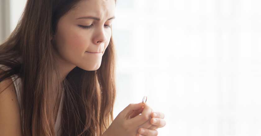 tu matrimonio necesita atencion mujer viendo su anillo alianza de matrimonio