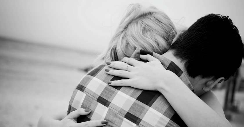 sanar tus heridas emocionales esposo abraza a su esposa triste matrimonio
