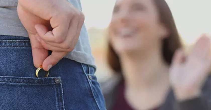 infidelidad adulterio hombre escondiendo su anillo alianza matrimonio