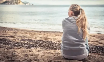 Tu pareja no es tan espiritual: Mujer sola triste