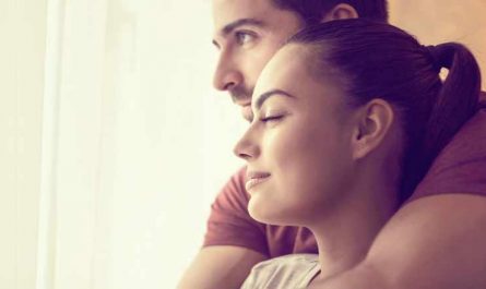 Consejos para construir un mejor matrimonio esposo y esposa juntos abrazados felices